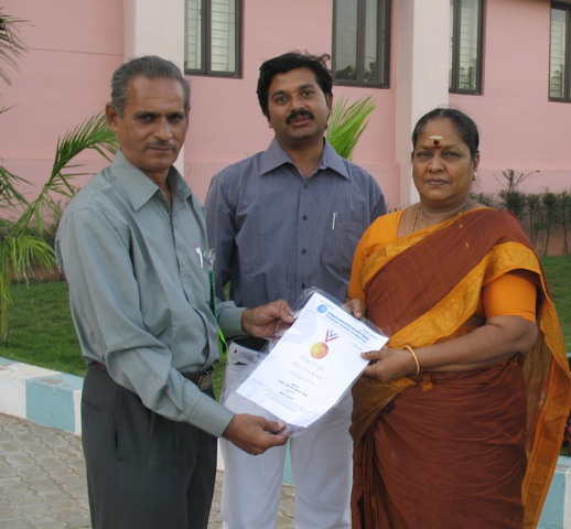 விருதுகள் பெற்றமைக்கு வாழ்த்து மடல் தந்து கௌரவித்த முகநூல் நண்பர்கள் நற்பணி சங்கத்தின் மூத்த அங்கத்தினர் ஐயா திரு.லியாகத் அலி, திரு.சத்யா பாலா மற்றும் அம்மா!!