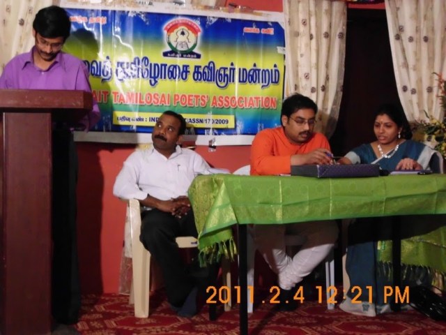 குவைத் தமிழ் மாத இதழின் வடிவமைப்பாளர் லுக்மன், கவிஞர் அபுதாகிர், கவிதாயினி தேவிரவி..