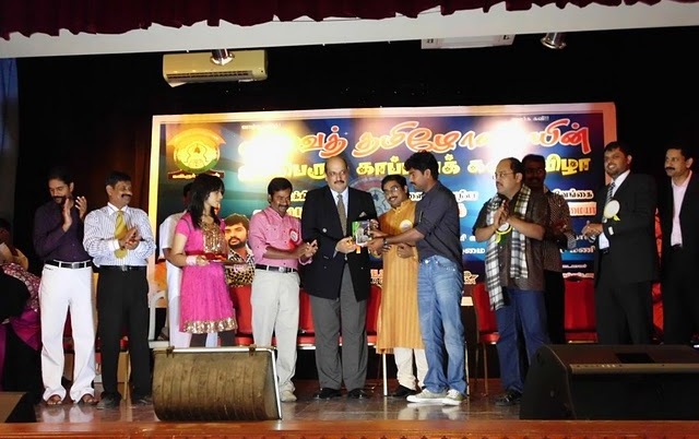 ஒவ்வொரு படைப்பாக பிரித்து மனித நேயத்தொடு மதிப்பளித்து வெளியிட்டார் குவைத் இந்தியத் தூதர்!!